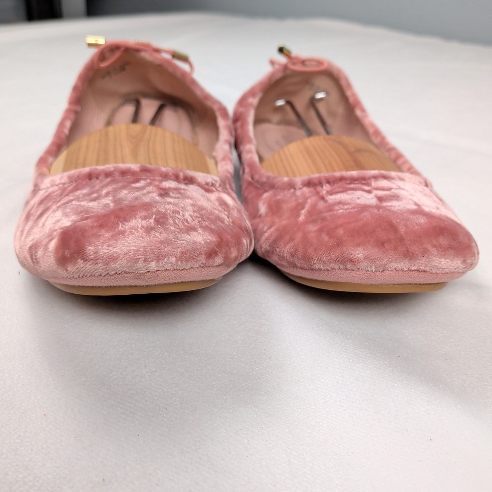 Kate Spade Pink Crushed Velvet Ballet Flats Bow Spade Charm Womens 7.5 M - Picture 2 of 8